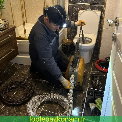 لوله بازکنی میدان آرژانتین 7 فنرزن میدان آرژانتین در حال باز کردن لوله با دستگاه